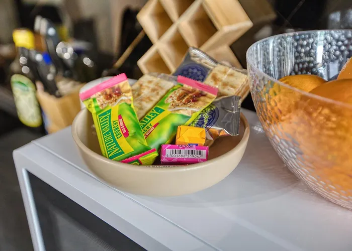 Michael's - 2 Bedroom By Solea Homes Daire *