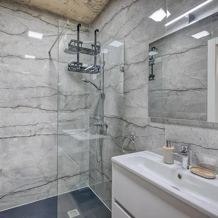 Michael's - 2 Bedroom By Solea Homes スリーマ