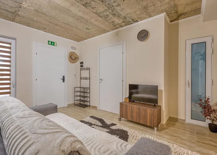 Michael's - 2 Bedroom By Solea Homes スリーマ